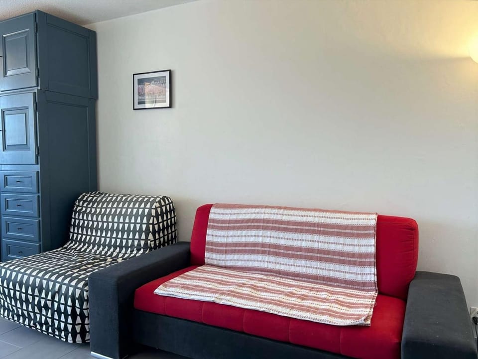 Bed, Living room