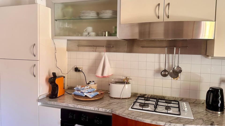 Coffee/tea facilities, Kitchen or kitchenette, stove, toaster
