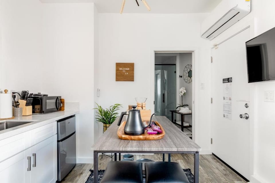 Sleek Luxury Studio with Patio LAX & Beach Access Apartment in Culver City