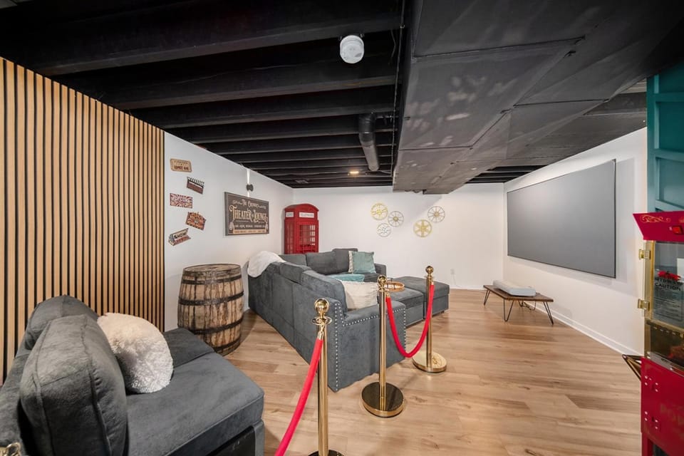 Games Hot Tub New Build Sauna Walk Downtown Theater Arcade Park House in Ann Arbor