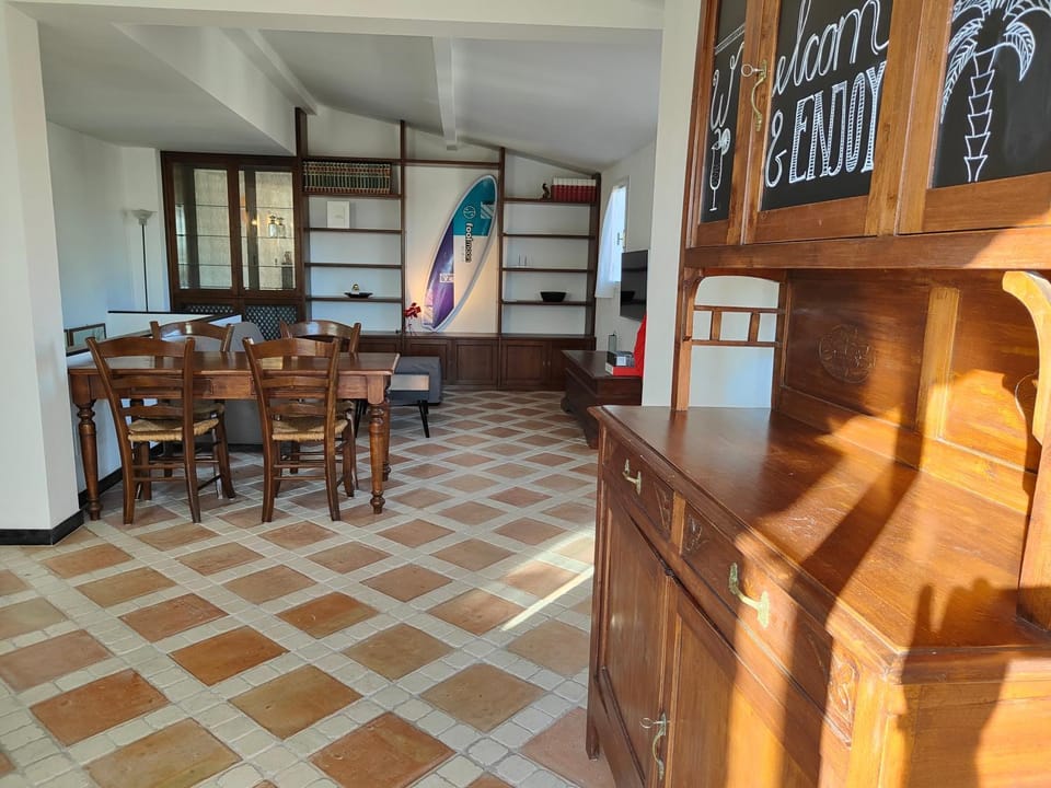 Restaurant/places to eat, Living room, Seating area