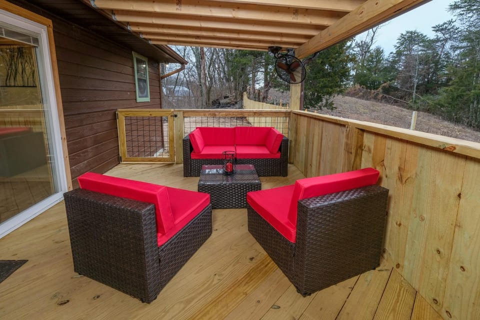 Patio, Patio, Spring, Day, Neighbourhood, Natural landscape, View (from property/room), View (from property/room), Balcony/Terrace, Balcony/Terrace, Decorative detail, Decorative detail, Seating area, Pets, Pets, Mountain view, Mountain view, pet friendly, pet friendly