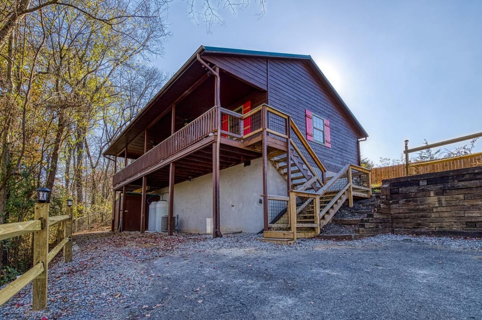 Property building, Patio, Patio, Day, Neighbourhood, Natural landscape, View (from property/room), View (from property/room), Balcony/Terrace, Balcony/Terrace, Decorative detail, Decorative detail, Autumn, Pets, Pets, Parking, pet friendly, pet friendly
