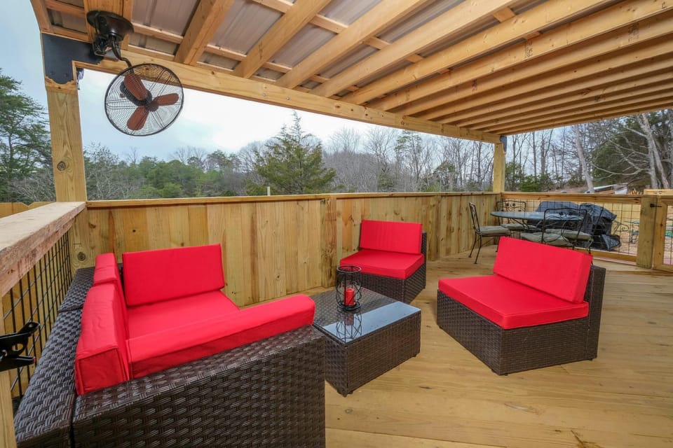 Patio, Patio, Spring, Day, Natural landscape, BBQ facilities, BBQ facilities, View (from property/room), View (from property/room), Balcony/Terrace, Balcony/Terrace, Decorative detail, Decorative detail, Seating area, Pets, Pets, Mountain view, Mountain view, pet friendly, pet friendly