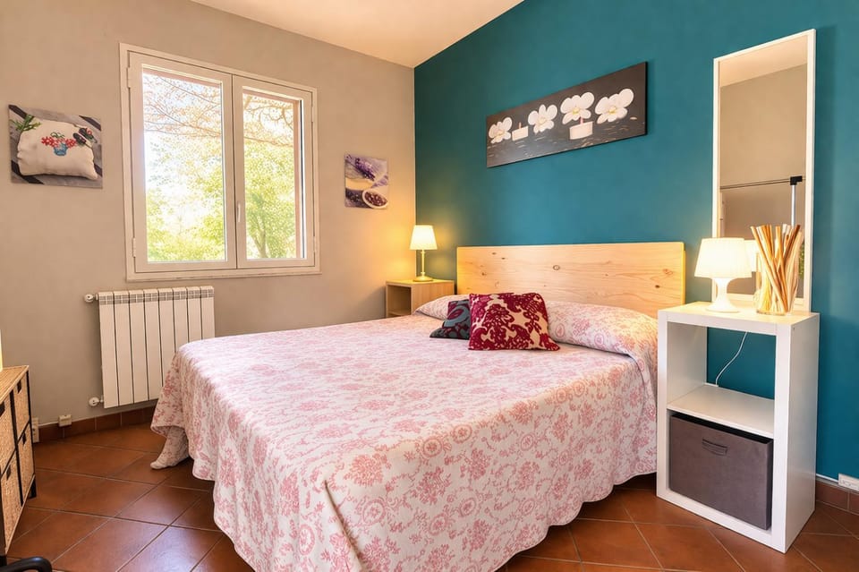 Bed, Photo of the whole room, Bedroom