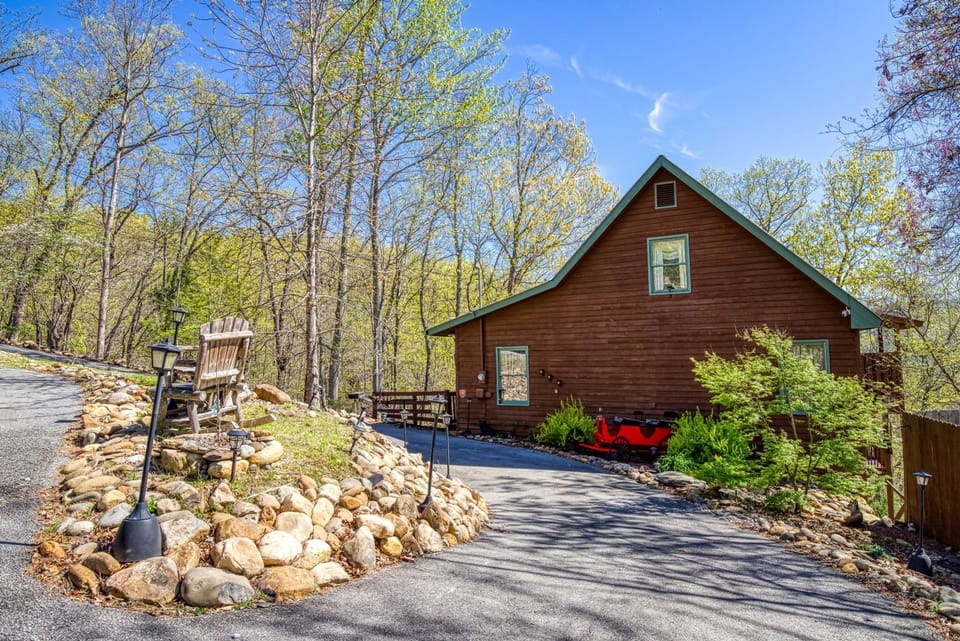 Property building, Spring, Day, Neighbourhood, Natural landscape, View (from property/room), Mountain view, Parking, pet friendly