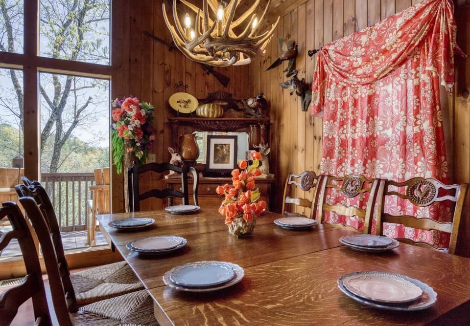Natural landscape, Balcony/Terrace, Decorative detail, Dining area, Mountain view, pet friendly
