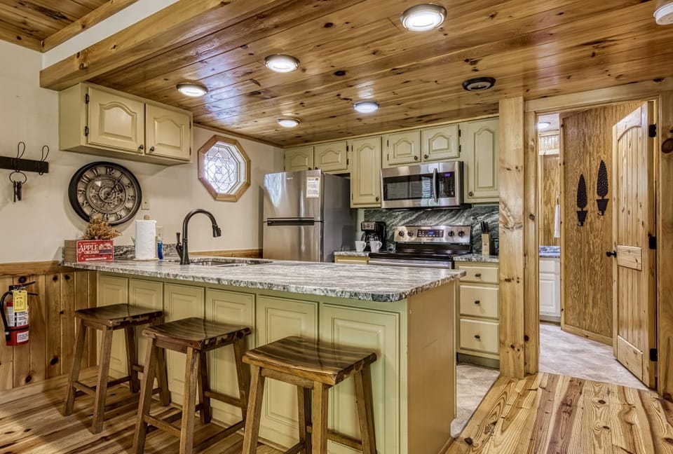 Bathroom, Coffee/tea facilities, Kitchen or kitchenette, Decorative detail, Seating area, microwave, oven, pet friendly, stove, toaster, kitchen