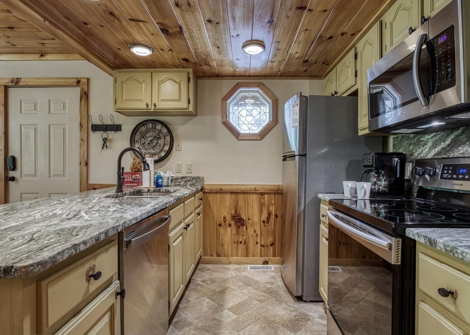 Coffee/tea facilities, Kitchen or kitchenette, Decorative detail, dishwasher, microwave, minibar, oven, pet friendly, stove, toaster, kitchen