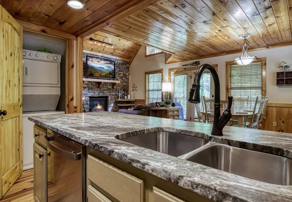 Communal lounge/ TV room, Natural landscape, TV and multimedia, Balcony/Terrace, Kitchen or kitchenette, Living room, Decorative detail, Seating area, Dining area, Evening entertainment, dishwasher, fireplace, pet friendly, washing machine, dryer, kitchen