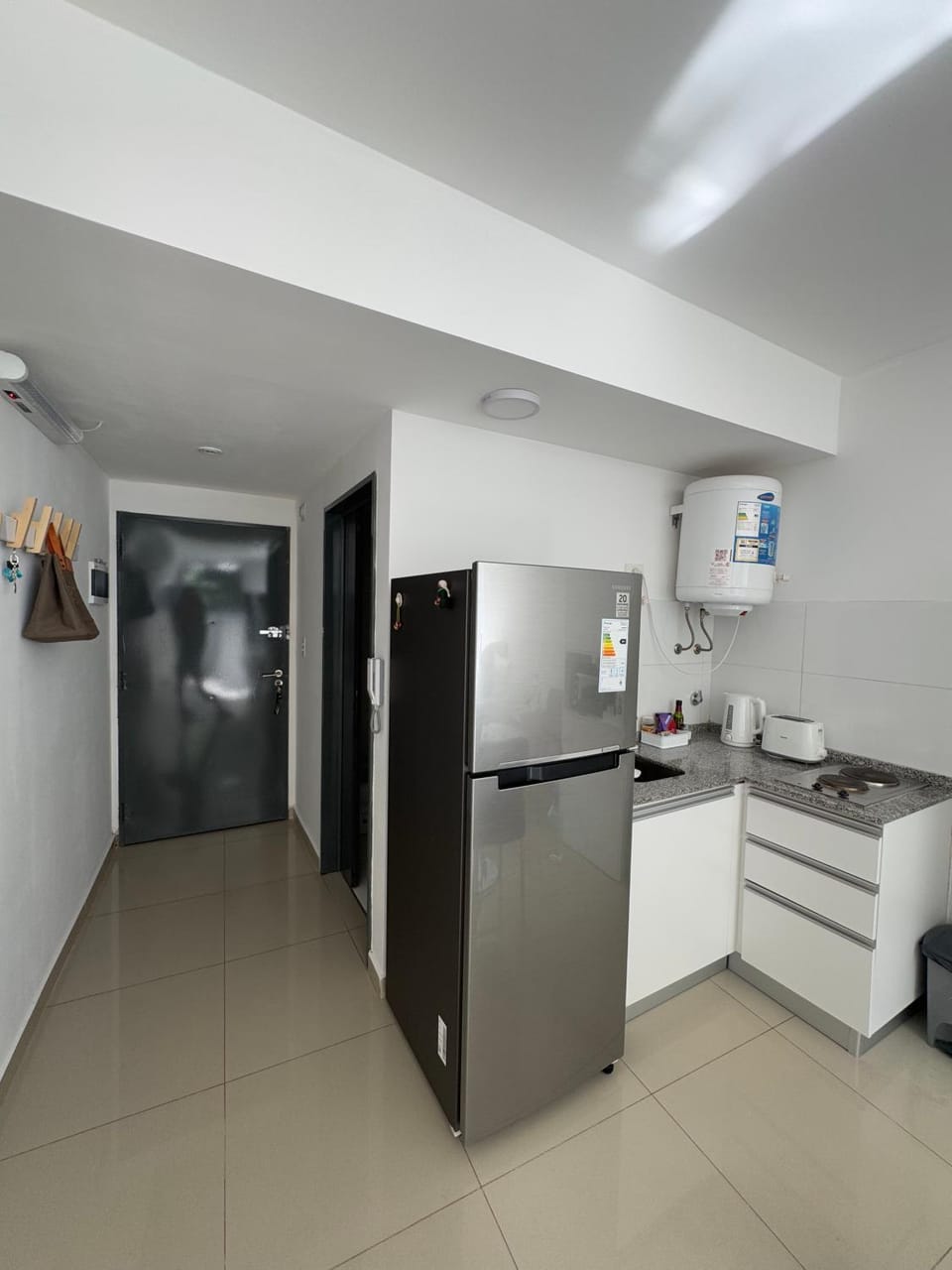 Kitchen or kitchenette, minibar, stove