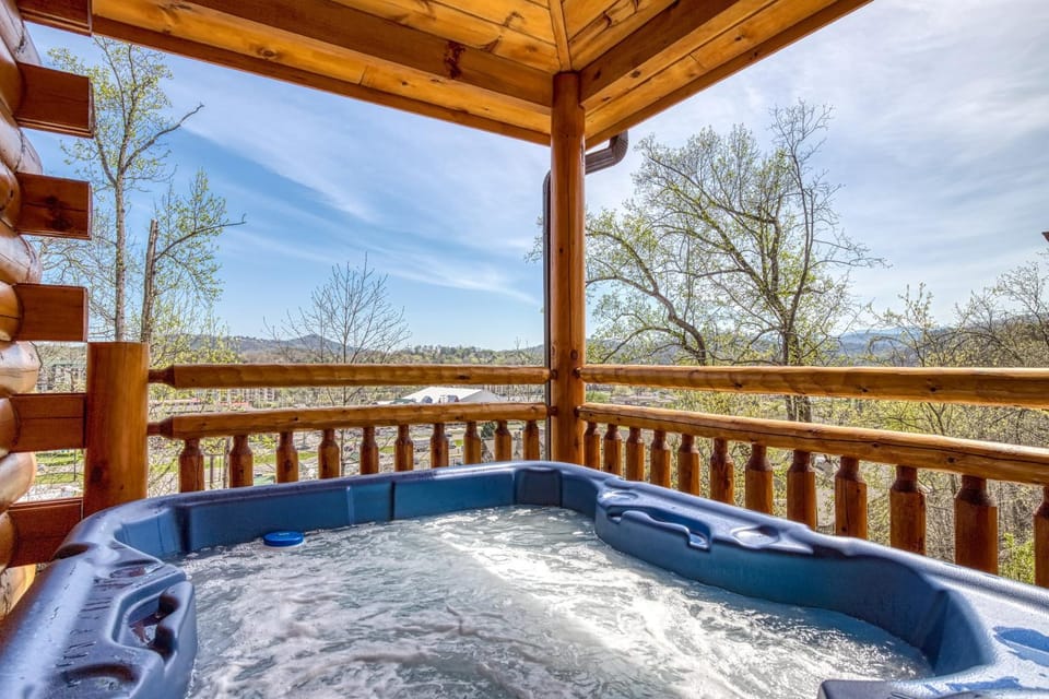 Spring, Day, Natural landscape, Hot Tub, View (from property/room), View (from property/room), Balcony/Terrace, Balcony/Terrace, Decorative detail, Decorative detail, Pets, Pets, City view, City view, Mountain view, Mountain view, pet friendly