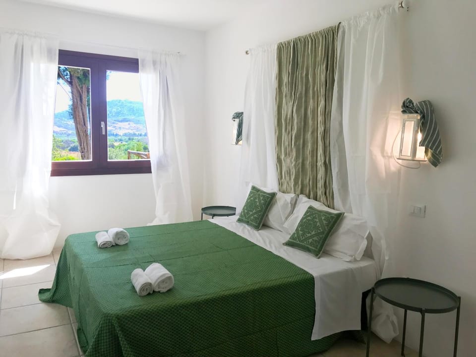 Bed, View (from property/room), View (from property/room), Photo of the whole room, Bedroom, Garden view, Garden view, Sea view, Sea view, towels