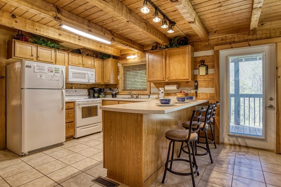 Coffee/tea facilities, Kitchen or kitchenette, Decorative detail, Seating area, dishwasher, microwave, oven, stove, toaster