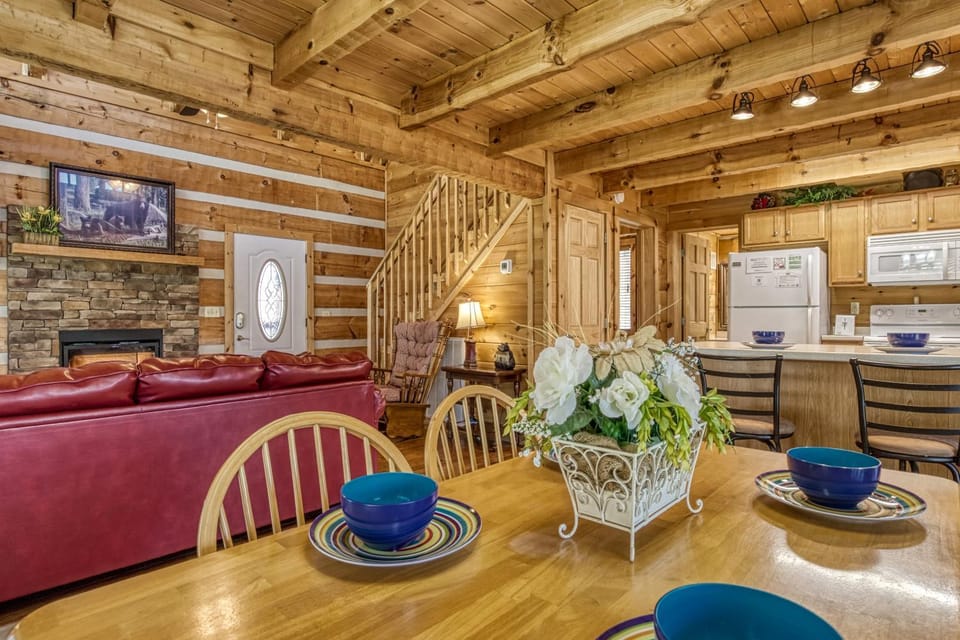 Communal lounge/ TV room, TV and multimedia, Kitchen or kitchenette, Living room, Decorative detail, Seating area, Dining area, fireplace, microwave, oven, stove