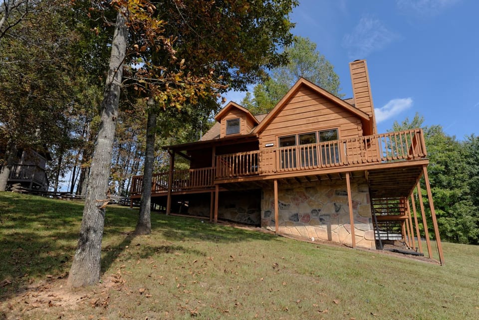Property building, Day, Natural landscape, Balcony/Terrace, pet friendly