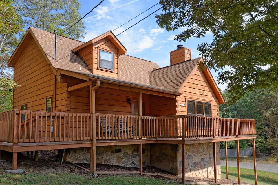 Property building, Facade/entrance, Day, Balcony/Terrace, Seating area, pet friendly