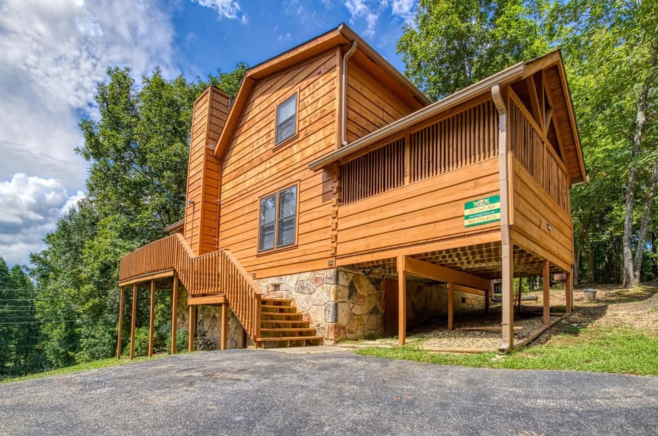Property building, Day, Natural landscape, Balcony/Terrace, Parking, pet friendly