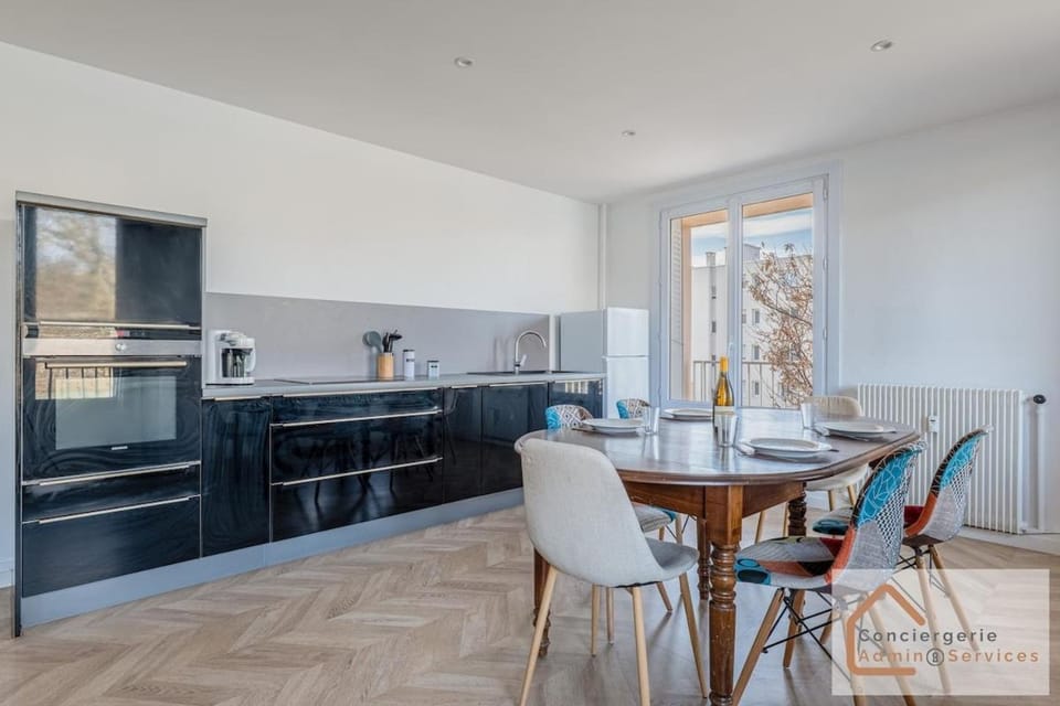 Coffee/tea facilities, Dining area, dishwasher, microwave, oven, stove, kitchen