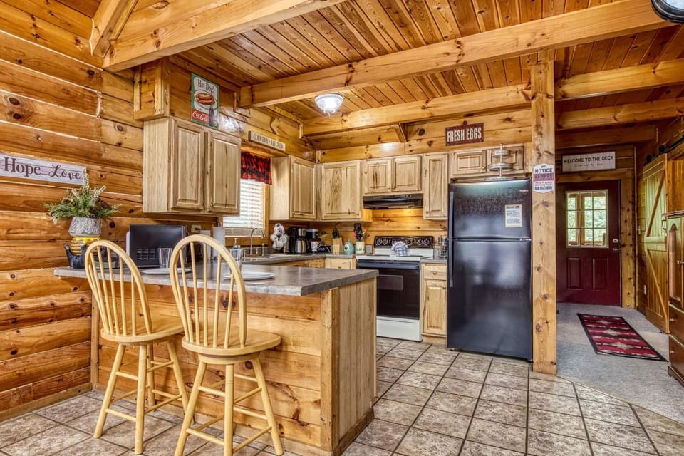 Coffee/tea facilities, Kitchen or kitchenette, Decorative detail, Decorative detail, Communal kitchen, Pets, Pets, microwave, oven, pet friendly, pet friendly, stove, toaster, toaster, kitchen, kitchen