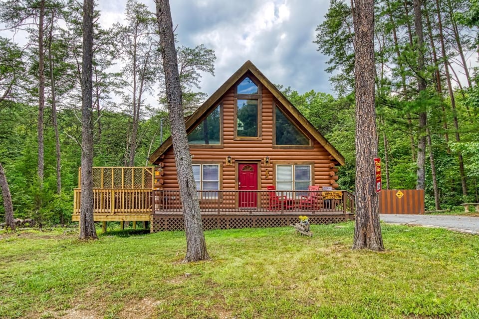 Property building, Spring, Day, Natural landscape, View (from property/room), View (from property/room), Balcony/Terrace, Balcony/Terrace, Decorative detail, Decorative detail, Seating area, Pets, Pets, Parking, pet friendly, pet friendly