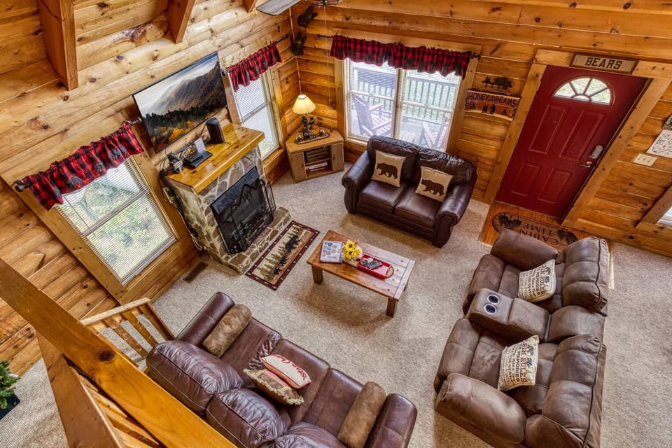 Communal lounge/ TV room, TV and multimedia, Living room, Decorative detail, Decorative detail, Seating area, Evening entertainment, Pets, Pets, fireplace, fireplace, pet friendly, pet friendly