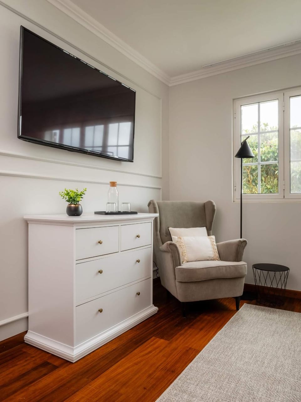 Bed, TV and multimedia, Seating area, Bedroom, air conditioner