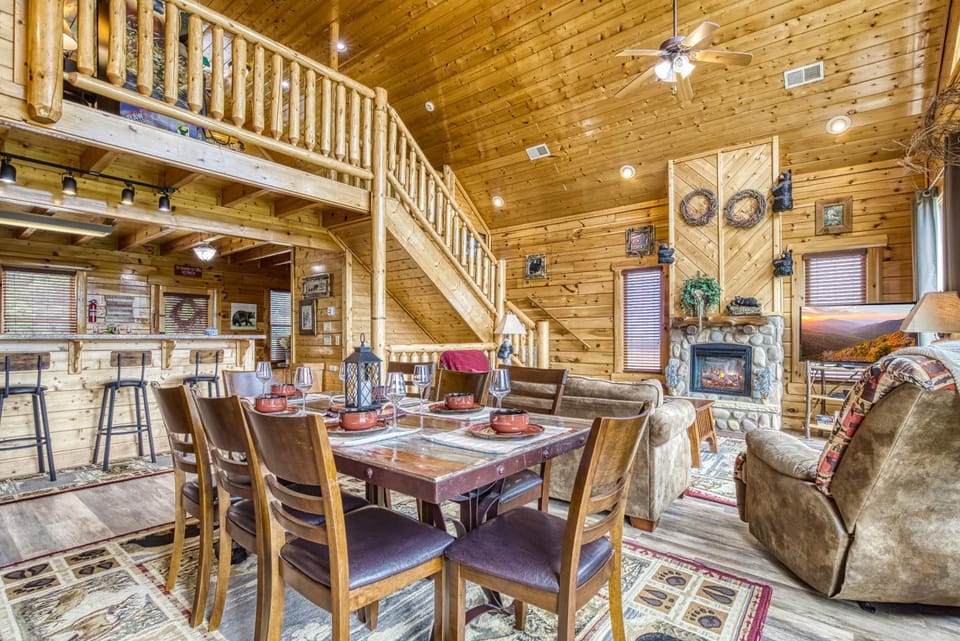 TV and multimedia, Living room, Seating area, Dining area, fireplace, pet friendly