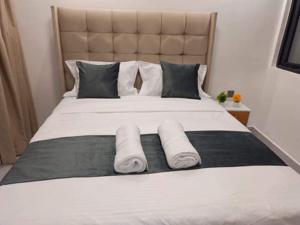 Bed, Bedroom, towels
