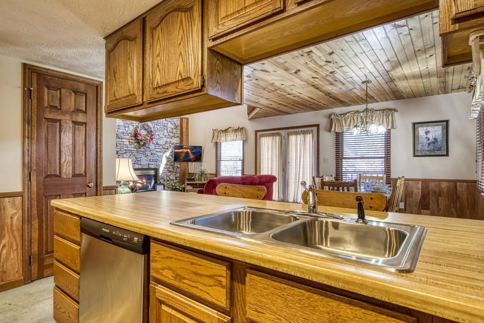 Communal lounge/ TV room, TV and multimedia, Kitchen or kitchenette, Living room, Decorative detail, Decorative detail, Seating area, Dining area, Evening entertainment, Communal kitchen, dishwasher, fireplace, fireplace, kitchen, kitchen