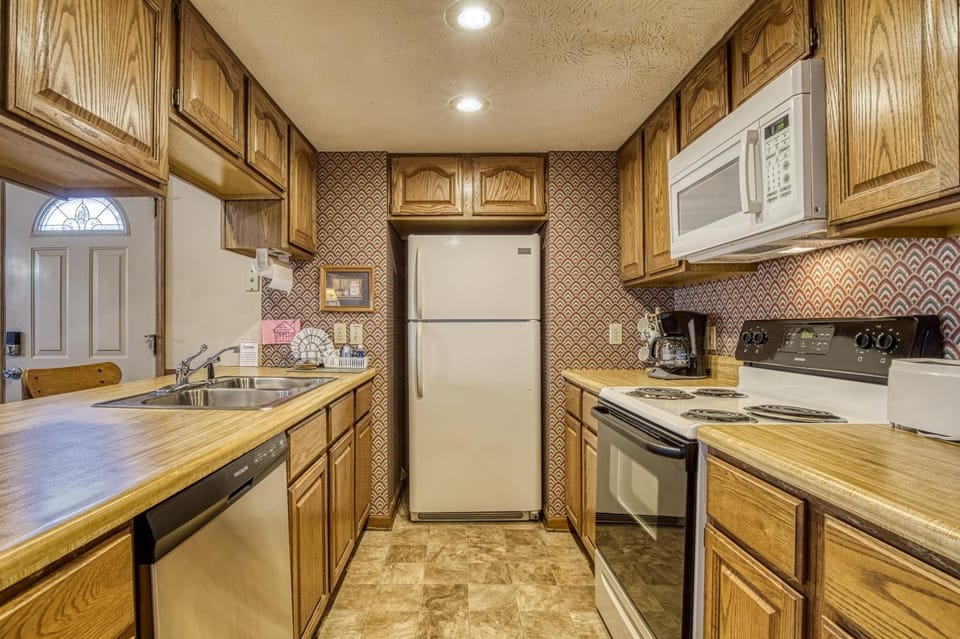 Coffee/tea facilities, Kitchen or kitchenette, Decorative detail, Decorative detail, Communal kitchen, dishwasher, microwave, minibar, oven, stove, toaster, kitchen, kitchen