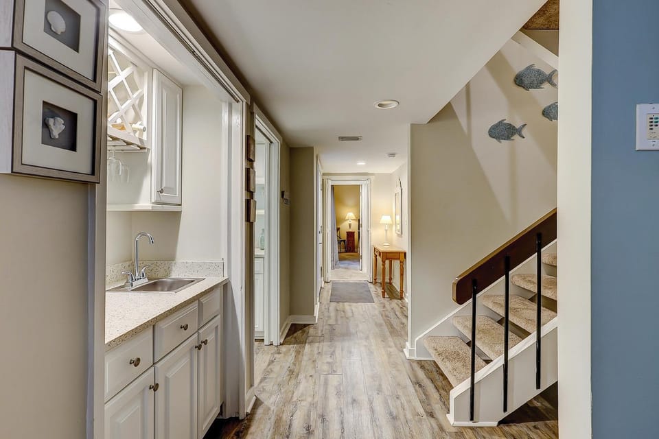 Nice large Pet Friendly 3 BR Townhome near Harbourtown Shops & Restaurants Sleeps 7 Big Kitchen House in Hilton Head Island