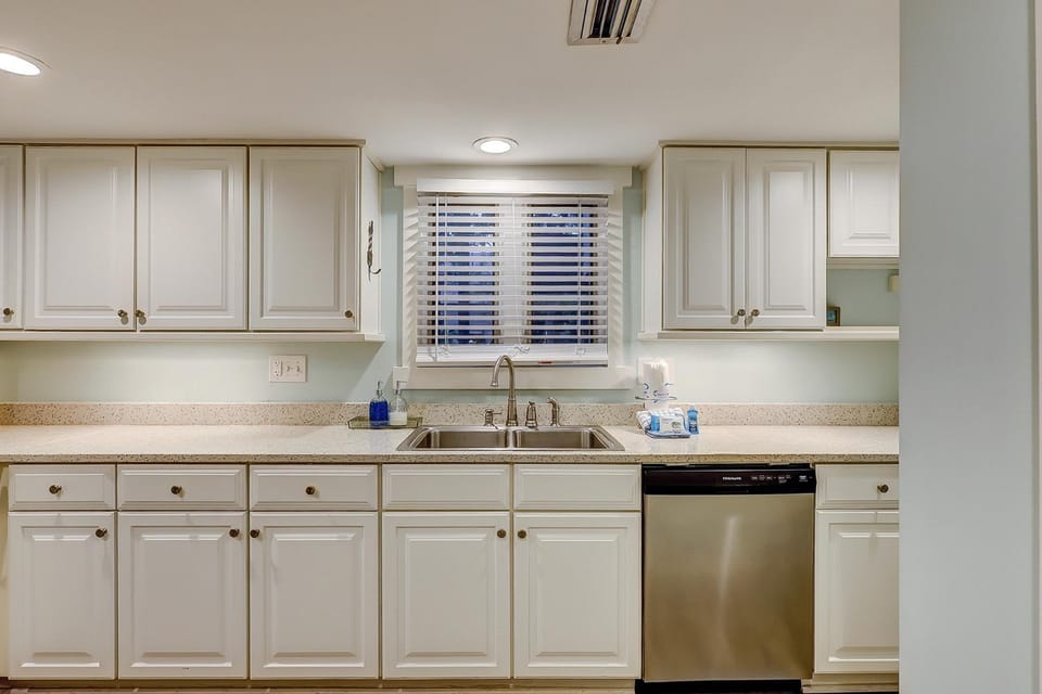 Nice large Pet Friendly 3 BR Townhome near Harbourtown Shops & Restaurants Sleeps 7 Big Kitchen House in Hilton Head Island