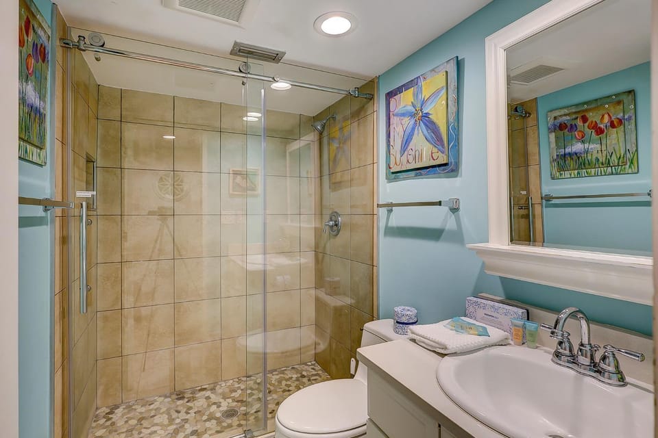 Nice large Pet Friendly 3 BR Townhome near Harbourtown Shops & Restaurants Sleeps 7 Big Kitchen House in Hilton Head Island