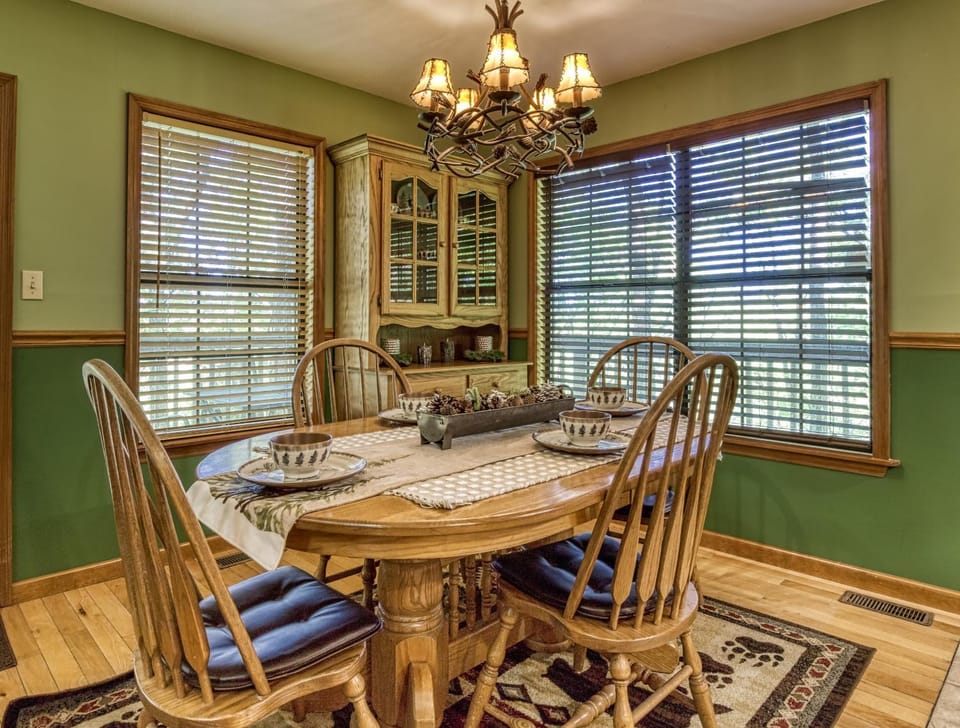 Decorative detail, Seating area, Dining area