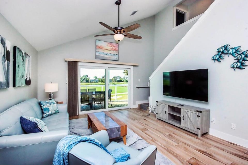 TV and multimedia, Living room, Seating area, Evening entertainment