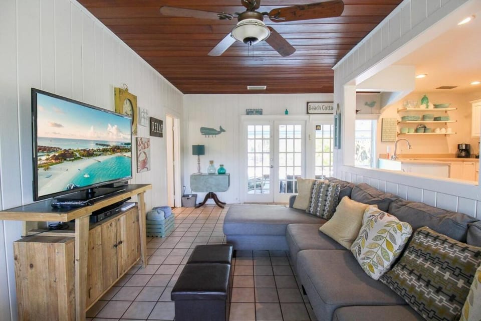 TV and multimedia, Living room, Seating area, Evening entertainment