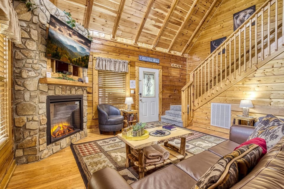 Communal lounge/ TV room, Facade/entrance, TV and multimedia, Living room, Decorative detail, Decorative detail, Seating area, Pets, Pets, fireplace, fireplace, pet friendly, pet friendly