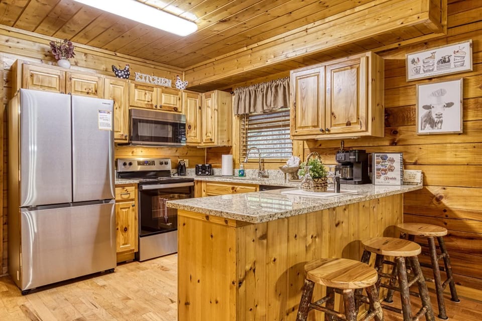 Coffee/tea facilities, Kitchen or kitchenette, Decorative detail, Decorative detail, Communal kitchen, Pets, Pets, dishwasher, microwave, oven, pet friendly, pet friendly, stove, stove, toaster, kitchen, kitchen