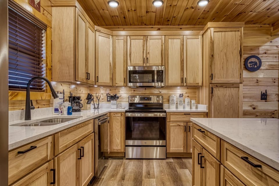 Coffee/tea facilities, Kitchen or kitchenette, dishwasher, microwave, oven, stove