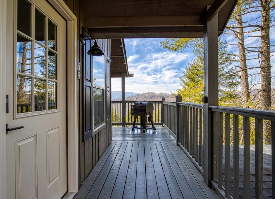 Property building, Facade/entrance, Spring, Day, Natural landscape, BBQ facilities, BBQ facilities, View (from property/room), View (from property/room), Balcony/Terrace, Balcony/Terrace, Decorative detail, Decorative detail, Pets, Pets, Mountain view, Mountain view, pet friendly, pet friendly
