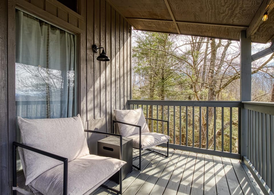 Spring, Day, Natural landscape, View (from property/room), View (from property/room), Balcony/Terrace, Balcony/Terrace, Decorative detail, Decorative detail, Seating area, Pets, Pets, Mountain view, Mountain view, pet friendly, pet friendly