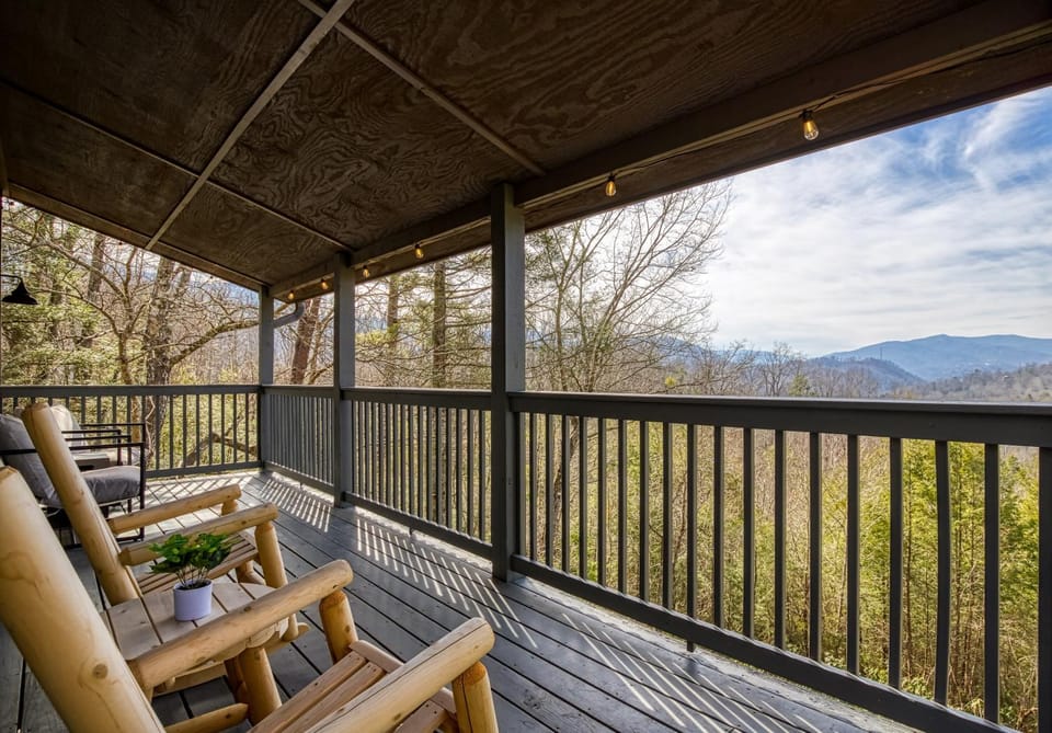 Spring, Day, Natural landscape, View (from property/room), View (from property/room), Balcony/Terrace, Balcony/Terrace, Decorative detail, Decorative detail, Seating area, Pets, Pets, Mountain view, Mountain view, pet friendly, pet friendly