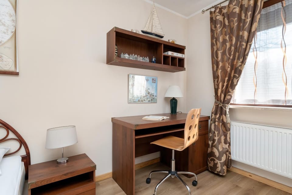 Photo of the whole room, Seating area