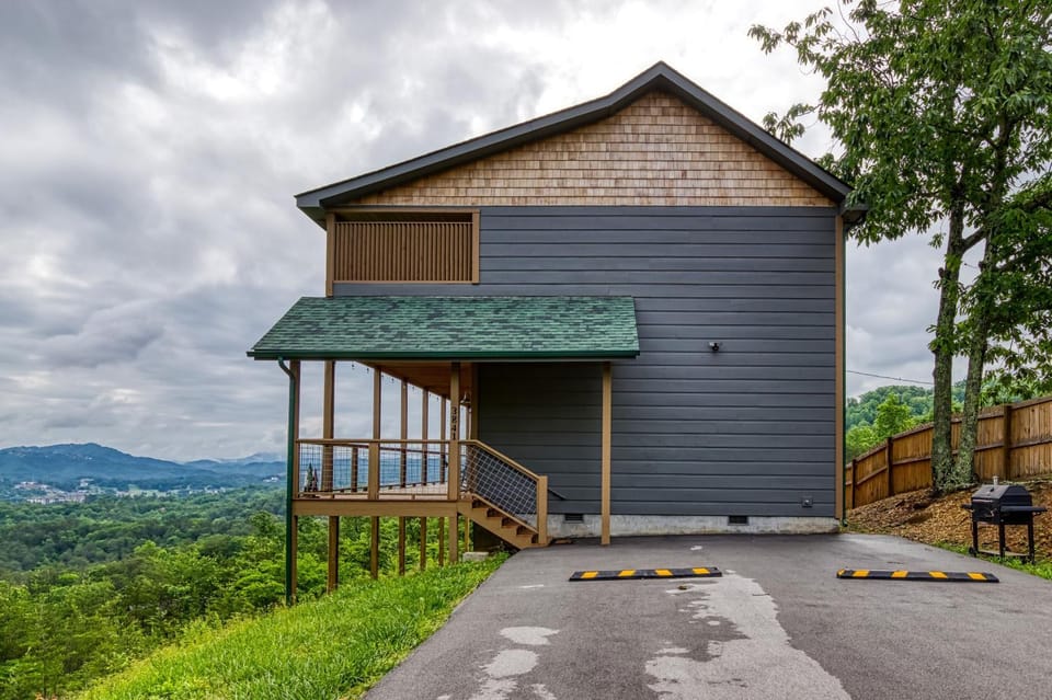 Property building, Day, Natural landscape, City view, Mountain view, Parking