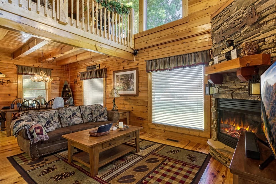 TV and multimedia, Living room, Seating area, Dining area, fireplace, pet friendly