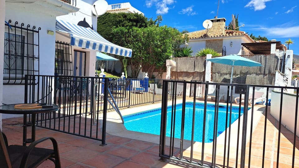 2 Bed Villa - Sleeps 5 - Private Pool & Garden Villa in Nerja
