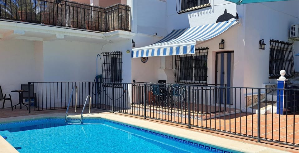 2 Bed Villa - Sleeps 5 - Private Pool & Garden Villa in Nerja
