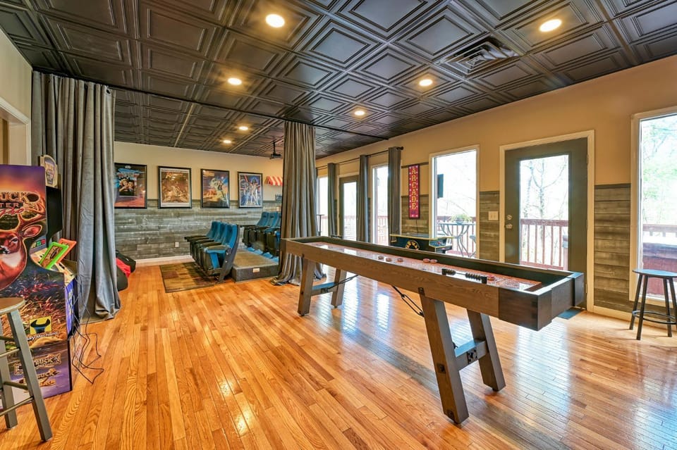 Communal lounge/ TV room, Game Room, Hot Tub, TV and multimedia, Balcony/Terrace, Balcony/Terrace, Decorative detail, Decorative detail, Seating area, Evening entertainment