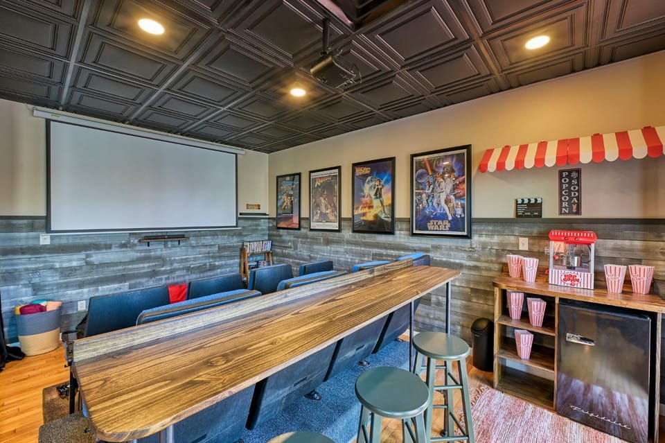 Communal lounge/ TV room, TV and multimedia, Kitchen or kitchenette, Decorative detail, Decorative detail, Seating area, Evening entertainment